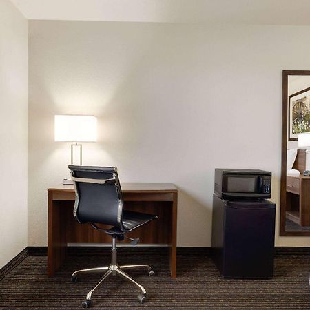 Travelodge By Wyndham Vaughn Buitenkant foto