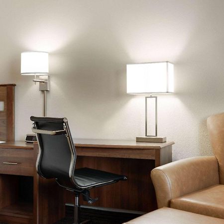 Travelodge By Wyndham Vaughn Buitenkant foto